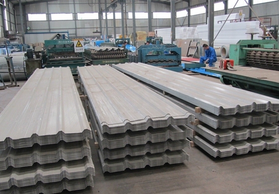 Tolleranza al corrugato del tetto preverniciato ± 1% Pacchetti Standard Seaworth Packing Ral 5001 Lastre di tetto corrugato colorate