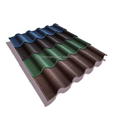 Moderno stile di design colore pietra chip rivestito metallo tetto piastrelle 1340 * 420 * 0,4 mm per il tetto resistente alle intemperie
