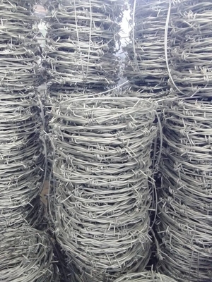 Rollo di filo spinato galvanizzato per recinzioni di sicurezza a maglia 12,5 calibro 18 calibro PVC rivestito di ferro 50kg venditore caldo