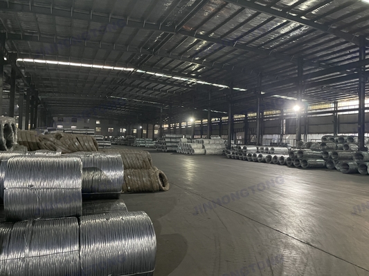 350-550N/mm2 Resistenza alla trazione 0,7mm 0,8mm 1,2mm 1,6mm 1,8mm 2mm Diametro galvanizzato a caldo in acciaio mite MS GI filo per maglia