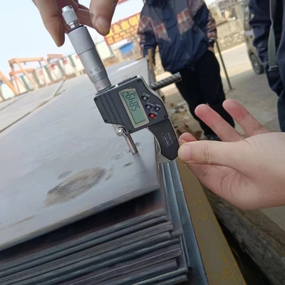 Piastra di acciaio di superficie nera laminata a caldo Q355 SS400 Q195 Piastra di acciaio al carbonio per materiali da costruzione