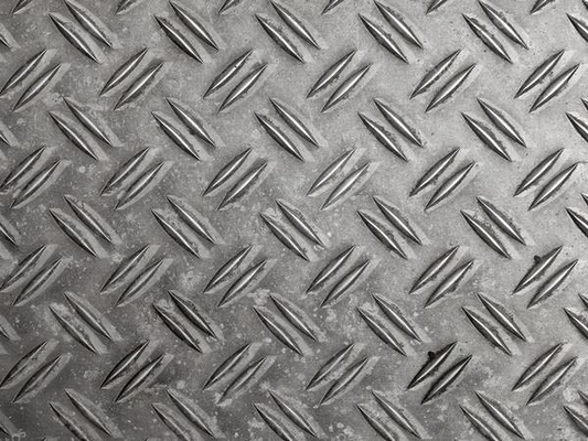 Piastra di controllo di acciaio al carbonio laminata a caldo con diamante a quadri di 3 mm con tolleranza di ± 1% e certificata BIS