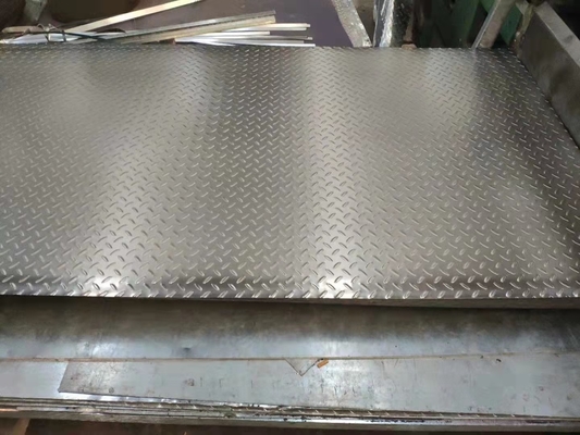Piastra di controllo di acciaio al carbonio laminata a caldo con diamante a quadri di 3 mm con tolleranza di ± 1% e certificata BIS