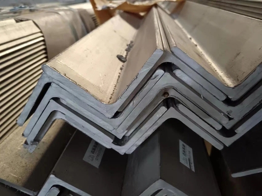 ASTM A36 SS400 S235JR S345JR Bar di angolo uguale per strutture ingegneristiche Acciaio ad angolo di ferro laminato a caldo