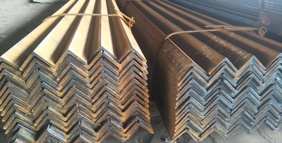 Q195 S235JR S355JR S335JR S335J2 Bar angolare di acciaio al carbonio uguale e disuguale con servizio di foratura e lavorazione