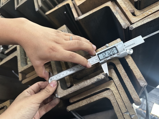 ASTM Standard Processing Drilling Equal Angle Steel Bar per la serie S235JR-S335JR spessore 3-24 mm