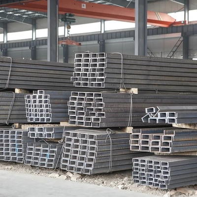 Diretto ASTM Q235 Q345 Galleggiato a caldo in acciaio a forma di trave U U-Bar fatturazione in base al peso effettivo perforato o non non perforato