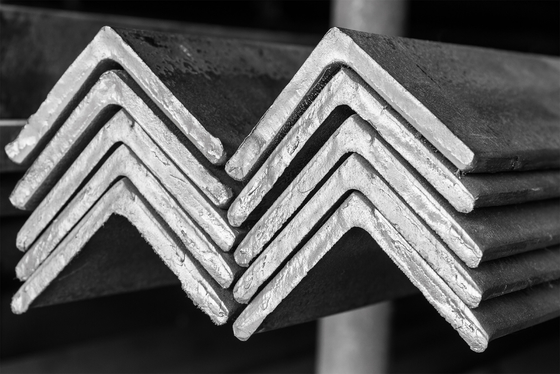 Alta resistenza AISI Q195 Acciaio per la costruzione Angolo Bar ineguale Q235 Q235B Lunghezza 6m-12m Tolleranza ±1%