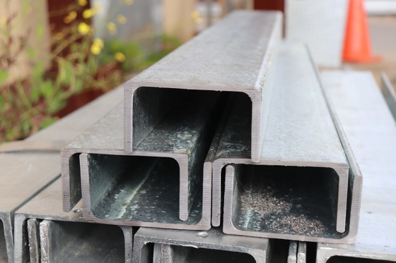 Q235/Q345/SS400/Q420/Q460/S235JR Strutturale su misura Galvanizzato C Canale Acciaio a forma di U Canale di acciaio NON perforato 2024