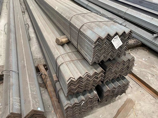 6m-12m lunghezza laminata a caldo a base di spigoli disuguali equilaterali Bar angolare in acciaio Q235 Q235B Q345 per la costruzione di strutture di edifici