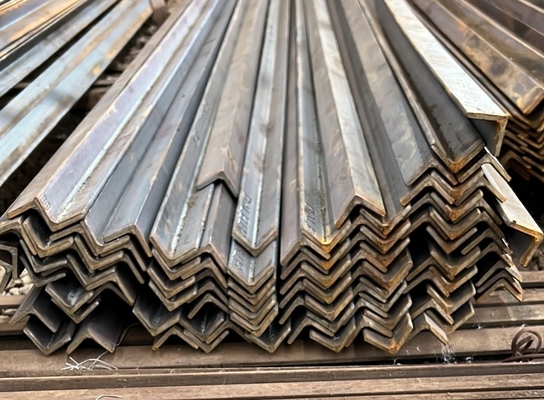 6m-12m lunghezza laminata a caldo a base di spigoli disuguali equilaterali Bar angolare in acciaio Q235 Q235B Q345 per la costruzione di strutture di edifici