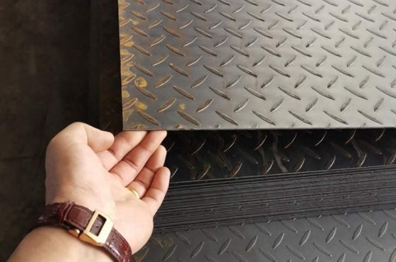 Fabbrica Vendita a caldo acciaio laminato a caldo controllato Q235 Ss400 acciaio laminato a caldo oliato a carbonio mite metallo rivestito bobina di acciaio a quadri per pavimento