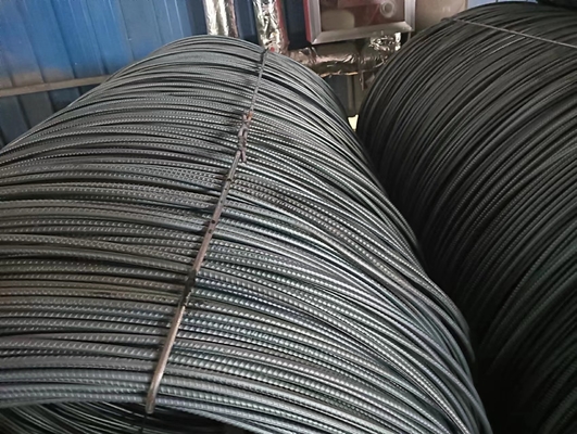 Barre di acciaio deformate HRB400 laminate a caldo, fabbricate in fabbrica, disponibili in dimensioni da 12 mm e 16 mm per il rinforzo delle costruzioni.
