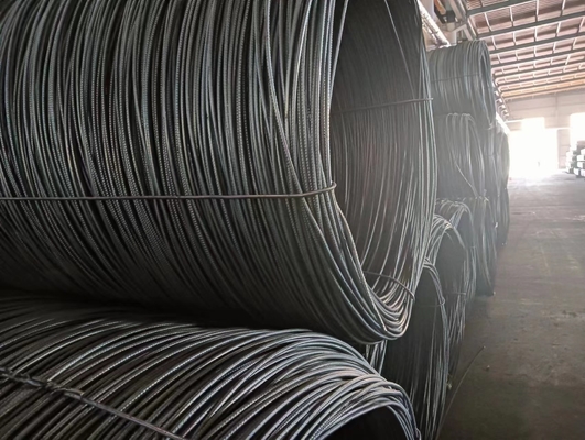 Barre di acciaio deformate HRB400 laminate a caldo, fabbricate in fabbrica, disponibili in dimensioni da 12 mm e 16 mm per il rinforzo delle costruzioni.