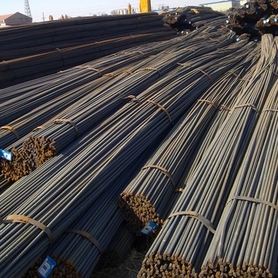 Barre di acciaio deformate laminate a caldo HRB400 prodotte in fabbrica in 12 mm e 16 mm, ideali per l'armatura delle costruzioni.