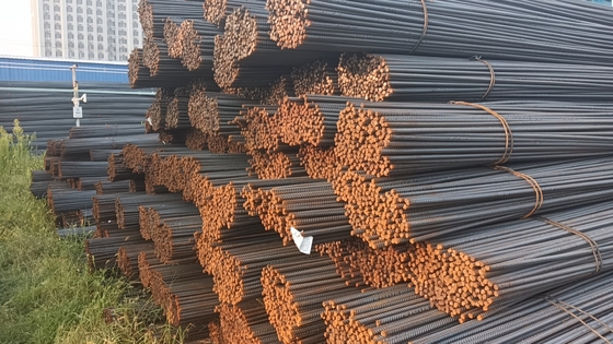 Armatura di acciaio deformata HRB400 di fabbrica, disponibile in dimensioni da 12 mm e 16 mm, ideale per il rinforzo delle costruzioni