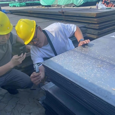 Ampio inventario di lamiere di acciaio al carbonio laminate a caldo, dimensioni 2*1250*6000 mm in tipi Q355, SS400 e Q195.