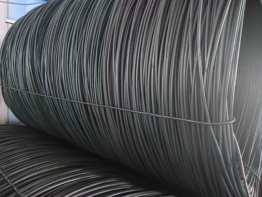 Barre di acciaio deformate HRB400 prodotte in fabbrica, di dimensioni di 12 e 16 mm, perfette per il rinforzo di progetti di costruzione.