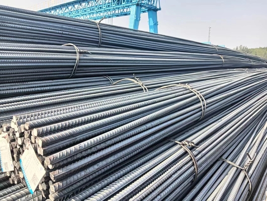 Barre di acciaio deformate HRB400 prodotte in fabbrica, di dimensioni di 12 e 16 mm, perfette per il rinforzo di progetti di costruzione.