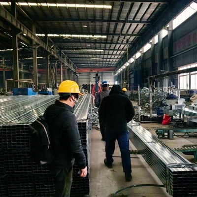 Astm Standard St37 Tubo quadrato cavo di 2,5 pollici tubo di acciaio galvanizzato tubo quadrato galvanizzato a caldo con saldatura e senza cuciture