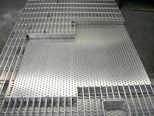 Prezzo ragionevole Polvere rivestita in acciaio inossidabile Striscia di pavimento di scarico griglia 19-w-4 15-w-4 11-w-4 Serrated Steel Grating