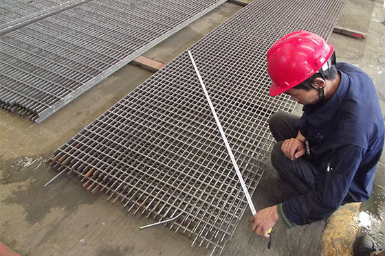 Acciaio galvanizzato Griglia di ingresso Metallo pesante 304 316 316L Acciaio inossidabile Pavimento scarico Griglia Bar quadrata Griglia