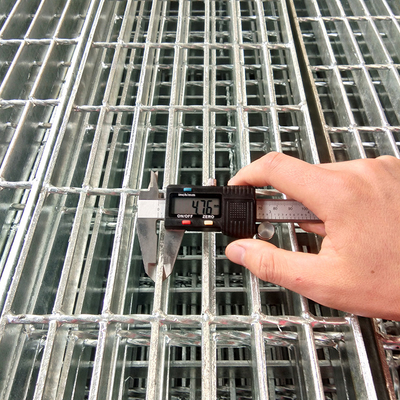 Griglia di acciaio galvanizzato per pareti 3 mm Canali di drenaggio metallici Griglia di acciaio copertura di trincea di passerella CE Certificazione ISO