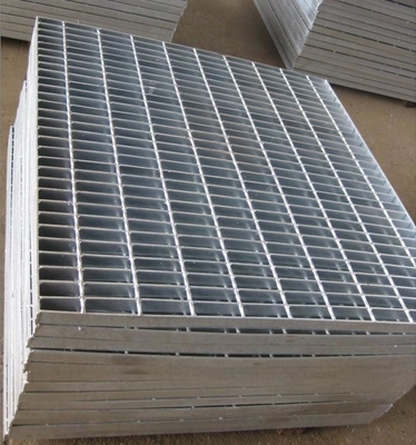 Materiali da costruzione metallici griglia in acciaio galvanizzato a caldo 30 x 3 mm passeggiata a basso tenore di carbonio, griglia di drenaggio del pavimento per materiali da costruzione