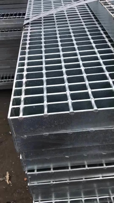 Materiali da costruzione metallici griglia in acciaio galvanizzato a caldo 30 x 3 mm passeggiata a basso tenore di carbonio, griglia di drenaggio del pavimento per materiali da costruzione