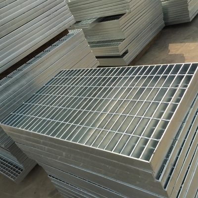 Materiali da costruzione metallici griglia in acciaio galvanizzato a caldo 30 x 3 mm passeggiata a basso tenore di carbonio, griglia di drenaggio del pavimento per materiali da costruzione