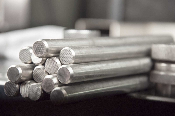 Barre rotonde di acciaio al carbonio laminate a caldo dalle dimensioni da 30 mm a 50 mm, disponibili nei tipi Q245, Q345, A36, S235JR, S355JR e S275JR.