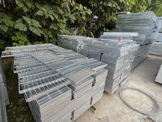 Materiale standard Q235 201 304 316 Griglie in acciaio galvanizzato per pavimenti, coperture di pozzi, drenaggio, griglie, piattaforme