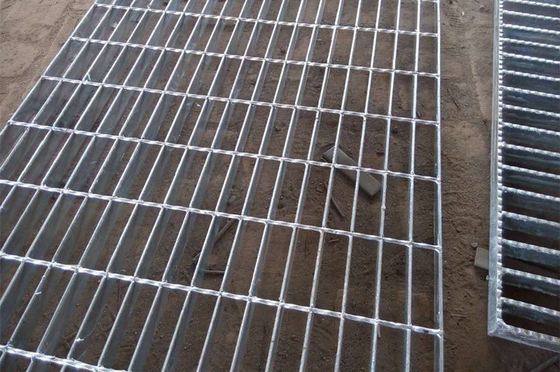 Materiale standard Q235 201 304 316 Griglie in acciaio galvanizzato per pavimenti, coperture di pozzi, drenaggio, griglie, piattaforme